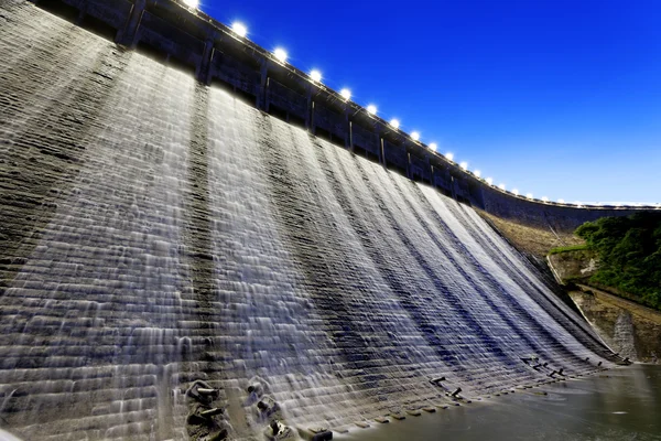 댐 과넘치는 물 — 스톡 사진