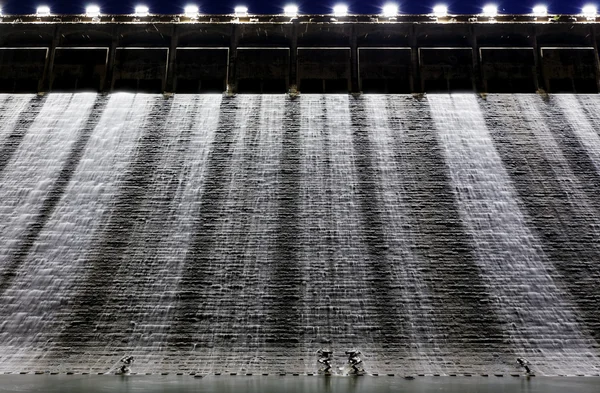 Dam and discharge flood water — Stock Photo, Image
