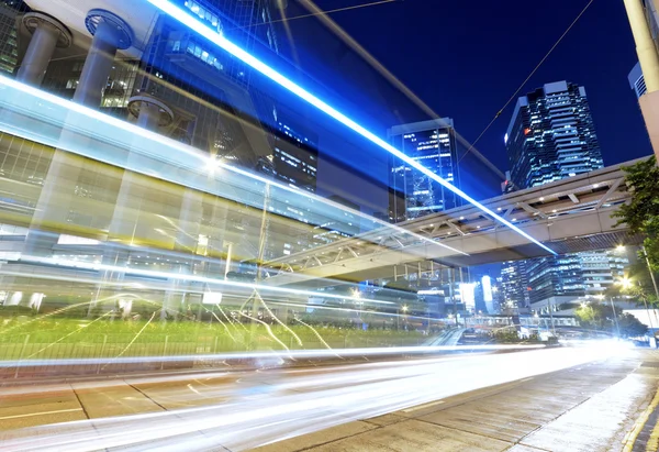 Tráfico de alta velocidad y senderos de luz borrosa — Foto de Stock