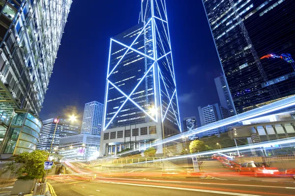 Tráfico de alta velocidad y senderos de luz borrosa — Foto de Stock