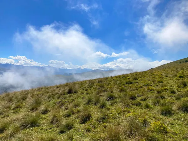Resimli bulutları olan dağ vadisi