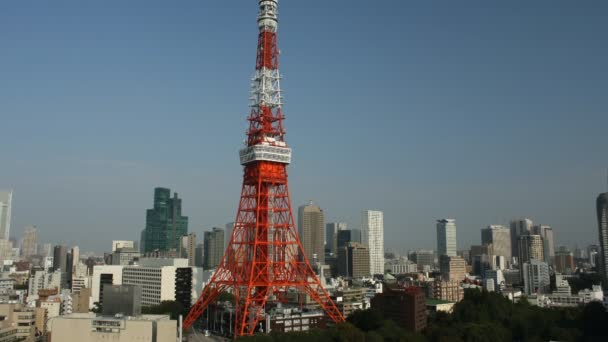 時間の経過の東京のスカイラインと東京タワーします。 — ストック動画