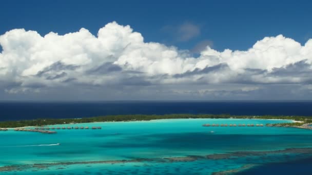 Zaman sukut bulutlar üzerinde bora bora lagün, Fransız Polinezyası — Stok video