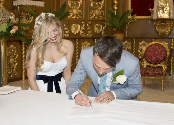 Mariée et marié signant le registre — Photo