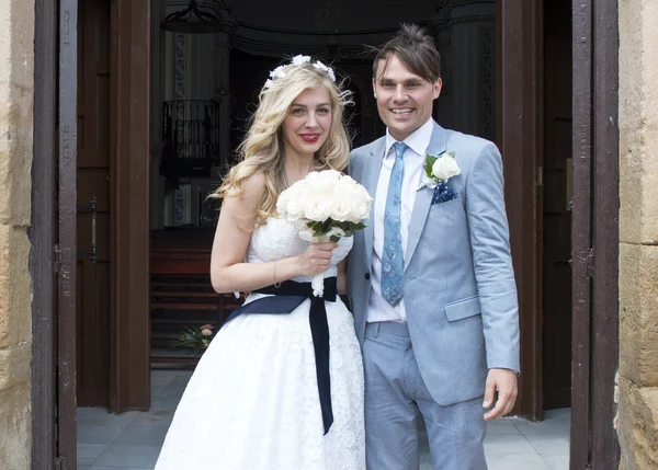 Bruid en bruidegom buiten de kerk — Stockfoto