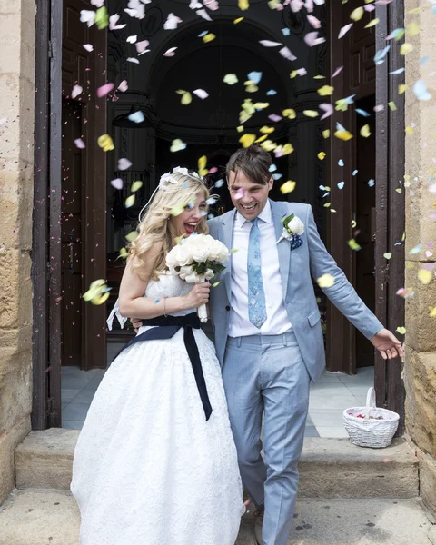 Sposa e sposo fuori dalla chiesa — Foto Stock