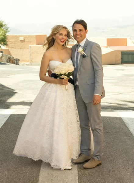 Braut und Bräutigam genießen einen gemeinsamen Moment — Stockfoto