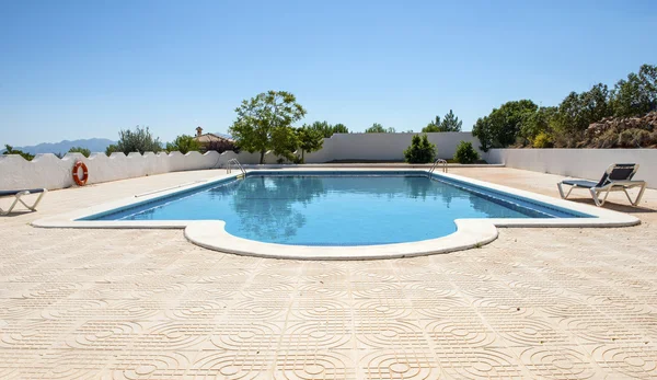 Zwembad in een typische villa Andalusië — Stockfoto
