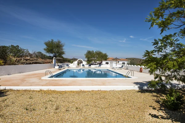 Zwembad in een typische villa Andalusië — Stockfoto