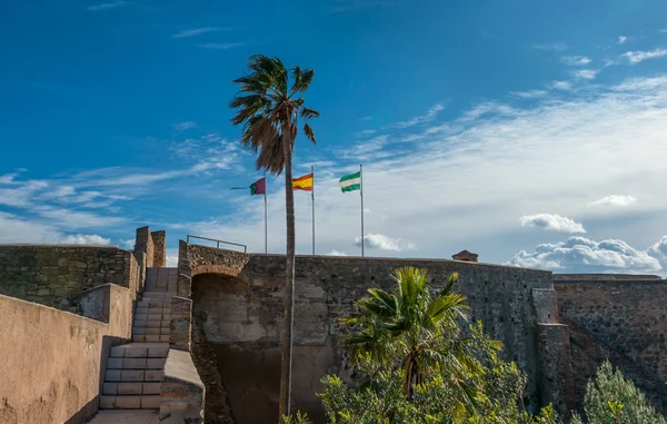 Flagi pływające w castle gibralfaro malaga — Zdjęcie stockowe