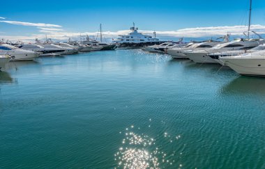 puerto banus adlı süper yatlar