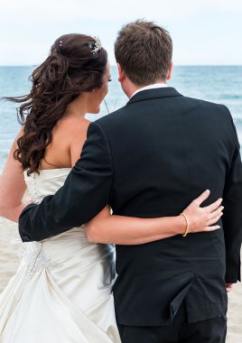 Gelin ve damat onların düğün günü sahilde