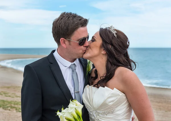 Noiva e noivo no dia do casamento na praia — Fotografia de Stock