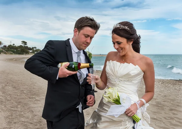 Noiva e noivo no dia do casamento na praia — Fotografia de Stock