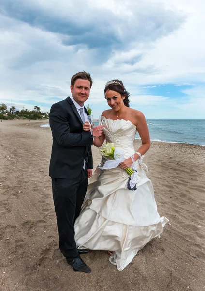 Mariés le jour de leur mariage sur la plage — Photo