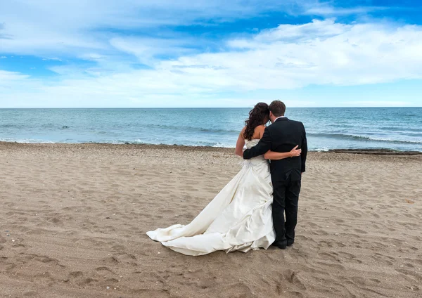 Menyasszony és a vőlegény az esküvő napján a strandon — Stock Fotó