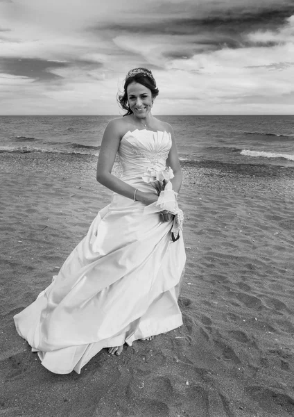 Bride on her wedding day on the beach — Stock Photo, Image