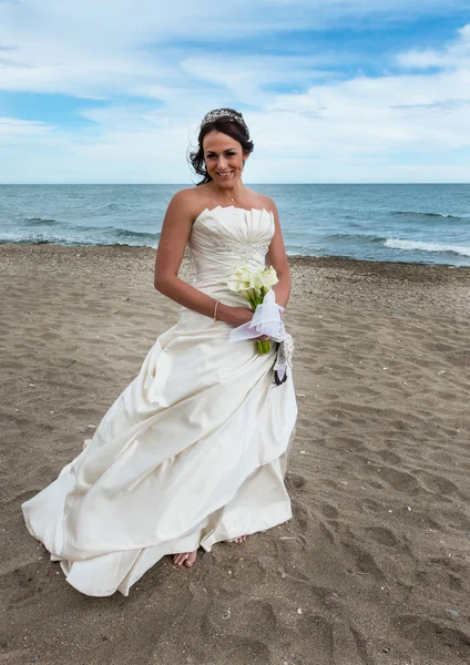 Bride on her wedding day on the beach — Stock Photo, Image