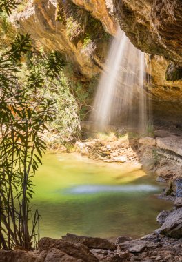 Los charcos şelale altında