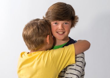 iki genç erkek kılığında