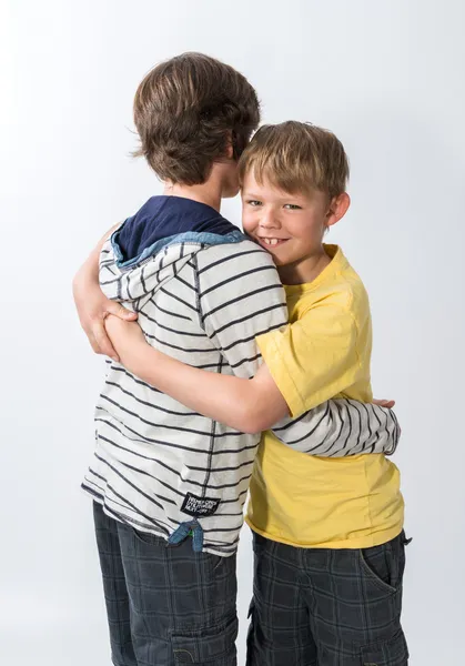 Due giovani fratelli in posa — Foto Stock