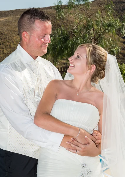 Sposa e sposo il giorno del loro matrimonio — Foto Stock