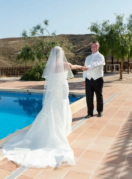 Sposa e sposo il giorno del loro matrimonio — Foto Stock