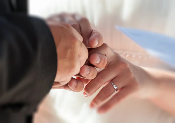 Menyasszony és vőlegény gyűrűt cserélnek — Stock Fotó