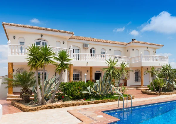 Typiska fristående villa i Spanien — Stockfoto