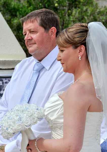 Mariée et marié le jour de leur mariage — Photo