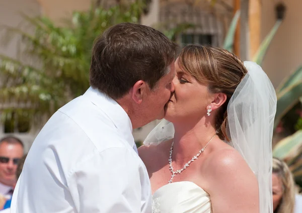 Mariée et marié le jour de leur mariage — Photo