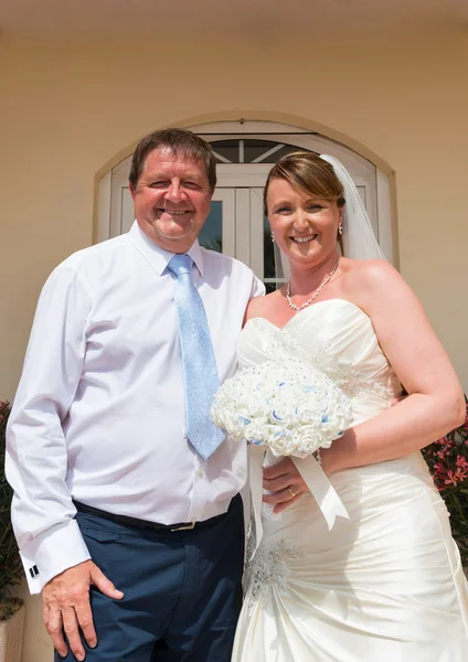 Braut und Bräutigam am Hochzeitstag — Stockfoto