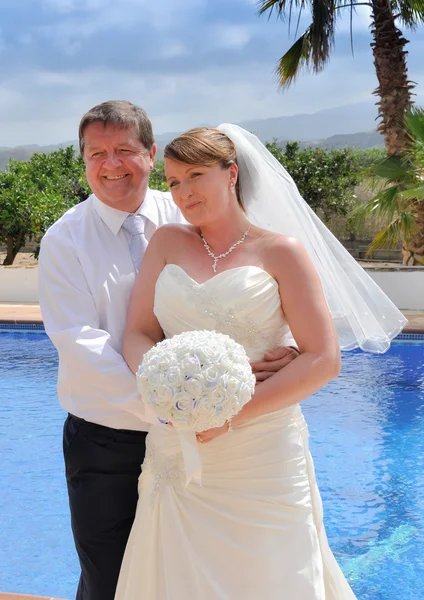 Noiva e noivo em seu dia de casamento — Fotografia de Stock