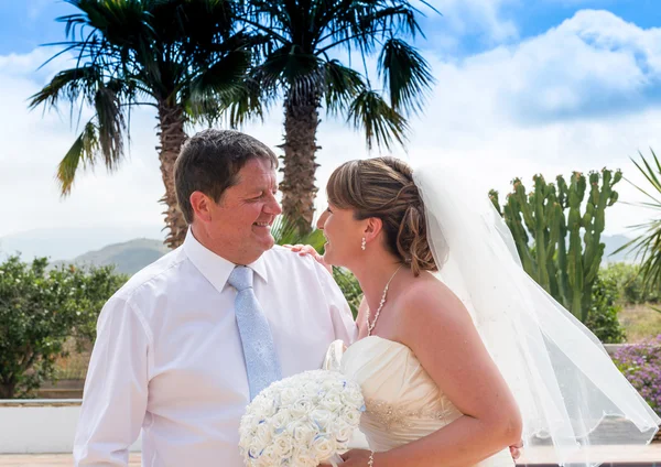 Novia y novio en el día de su boda — Foto de Stock