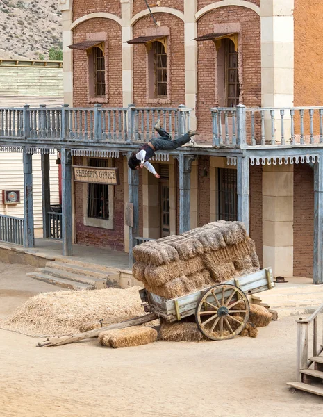 Sheriff falling from balcony — Stock Photo, Image