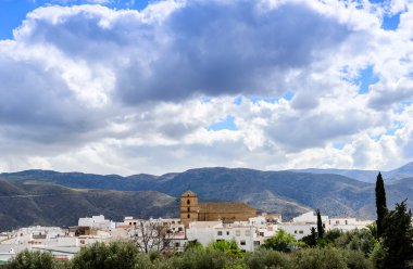padules ve kilise alpujarras içinde görüntüleme