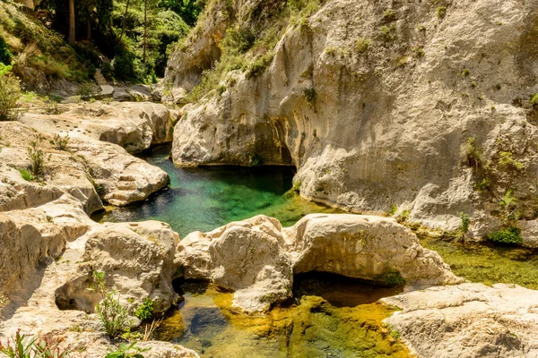 Pou clar rivier en de waterval — Stockfoto