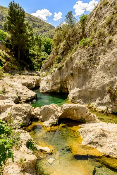 Pou clar rivier en de waterval — Stockfoto