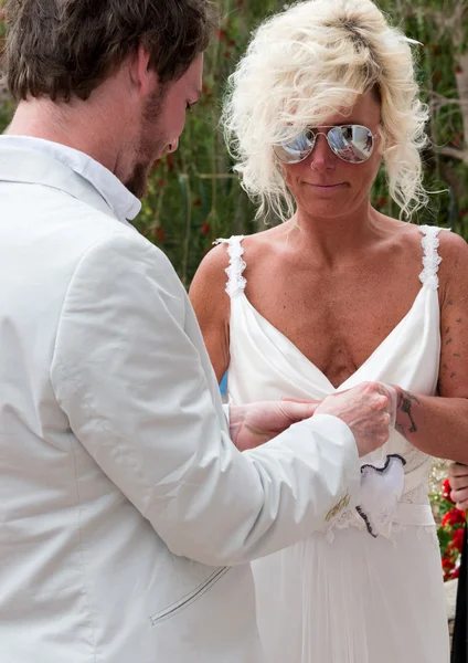 Mariée et marié le jour de leur mariage échange d'anneaux — Photo