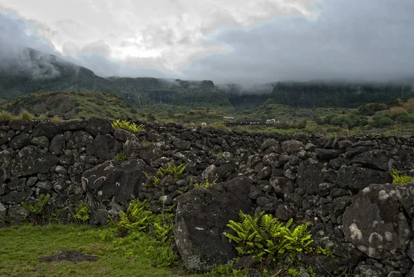 Bewolkt bergen van flores acores eilanden — Stockfoto