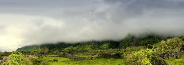 Montagne nuvolose di flore acore isole — Foto Stock