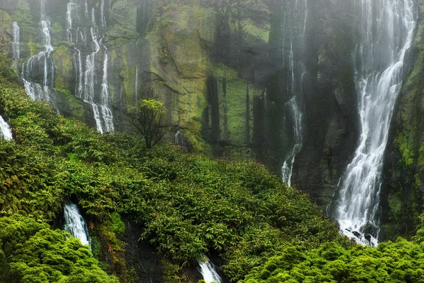 Fossefall abbove lagoa das patos på øya flores – stockfoto