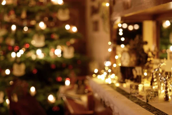 Bulanık Atmosferik Aydınlatılmış Noel Odası Dekorasyonu — Stok fotoğraf