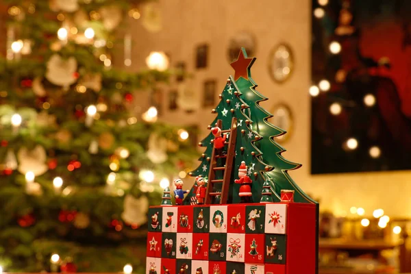 Primer Plano Calendario Tridimensional Adviento Frente Fondo Decorado Con Navidad — Foto de Stock