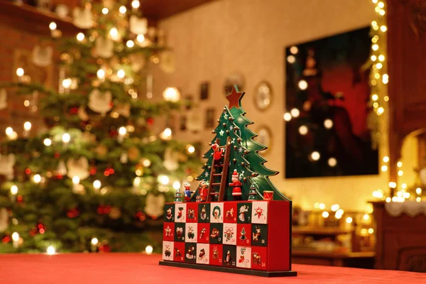 三维空间的女修道院日历 在圣诞节装饰的家庭房间中央 有时尚的圣诞树 — 图库照片