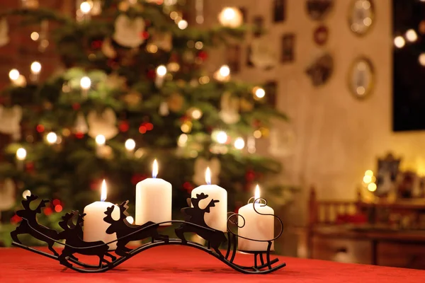 Decoración Mesa Navidad Con Cuatro Velas Adviento Habitación Navidad — Foto de Stock