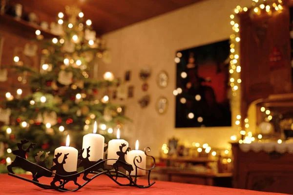 圣诞家庭房 有驯鹿誓言 圣诞树和圣诞灯饰 — 图库照片#