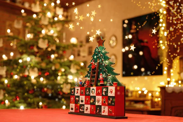 クリスマスライトアップの真ん中にスタイリッシュなクリスマスツリーを持つ3次元アドベントカレンダー 家族の部屋 — ストック写真