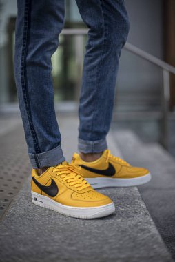 Milan, İtalya - 4 Temmuz 2020: Nike Air Force One LV '07 Sarı elbiseli çocuk