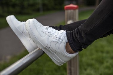 Milan, İtalya - 3 Haziran 2019: Bir çift Nike Air Force giyen genç adam